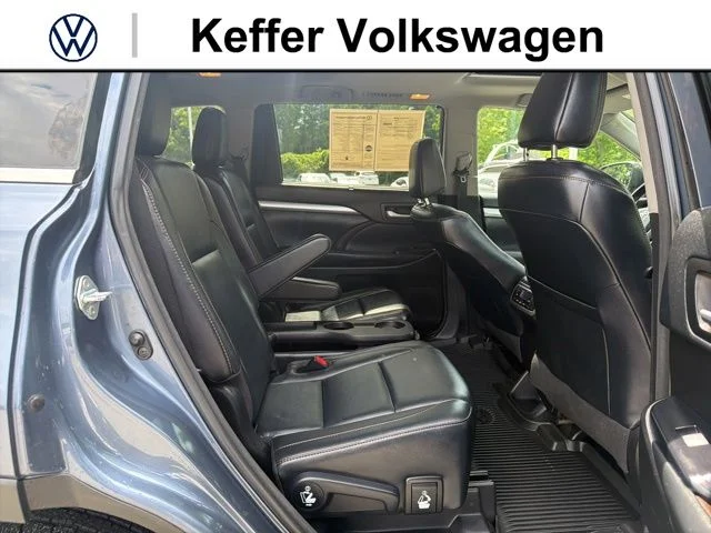 Used 2018 Blue Toyota XLE image 31