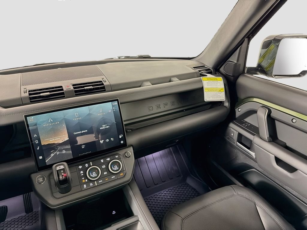 New 2026 Woolstone Green Land Rover X-Dynamic SE image 25