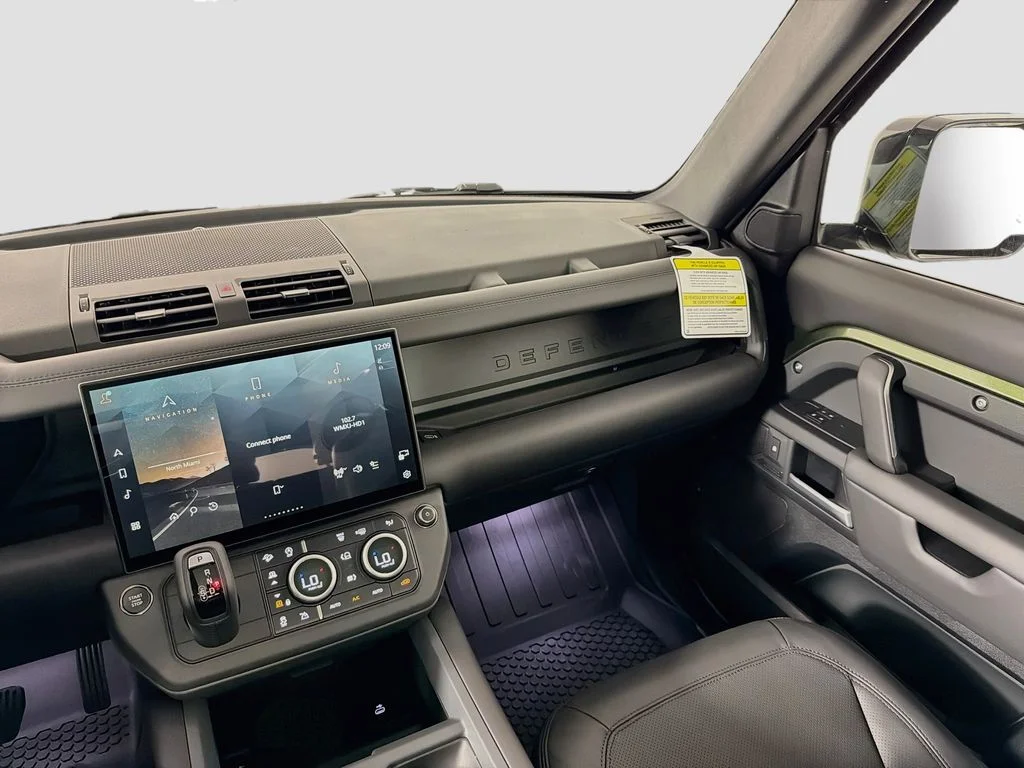 New 2026 Woolstone Green Land Rover X-Dynamic SE image 25