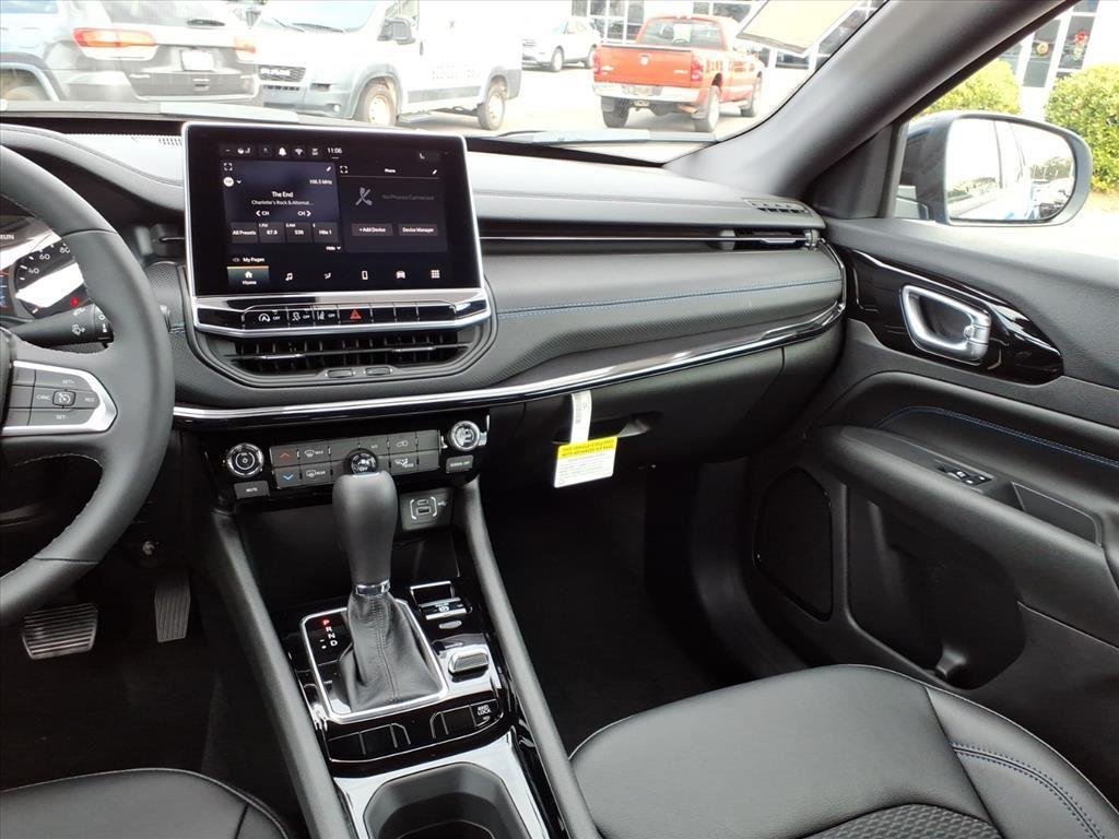 New 2026 Hydro Blue Pearlcoat Jeep Latitude Altitude image 24