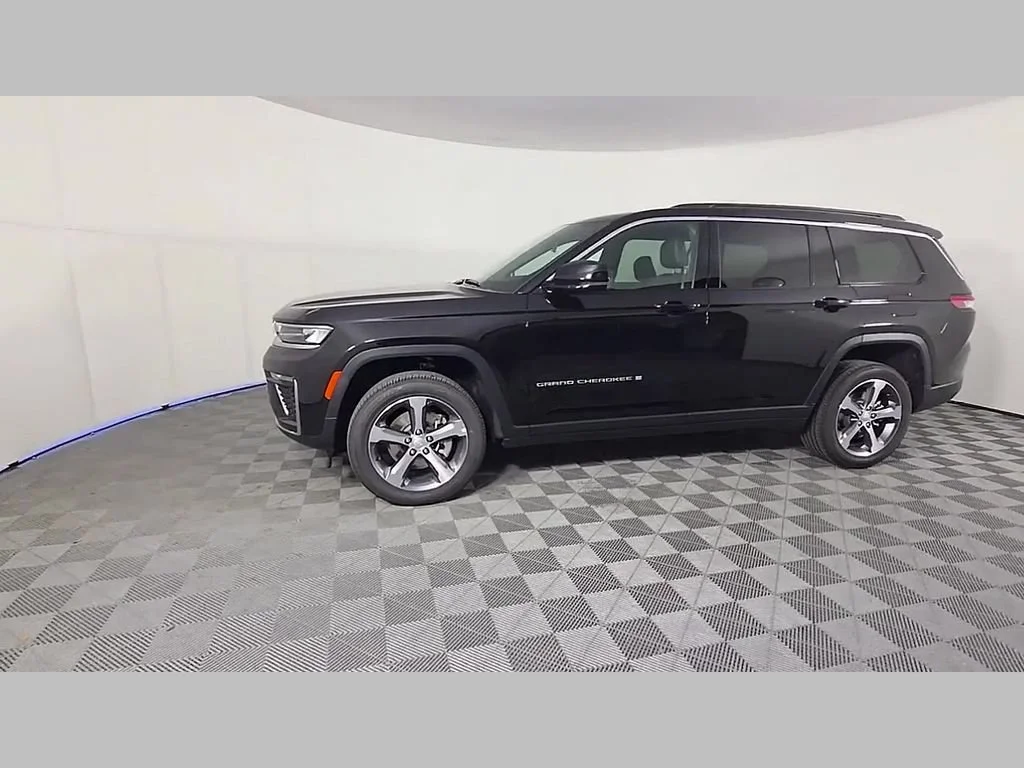 New 2026 Diamond Black Crystal Pearl-Coat Exterior Paint Jeep Limited image 35