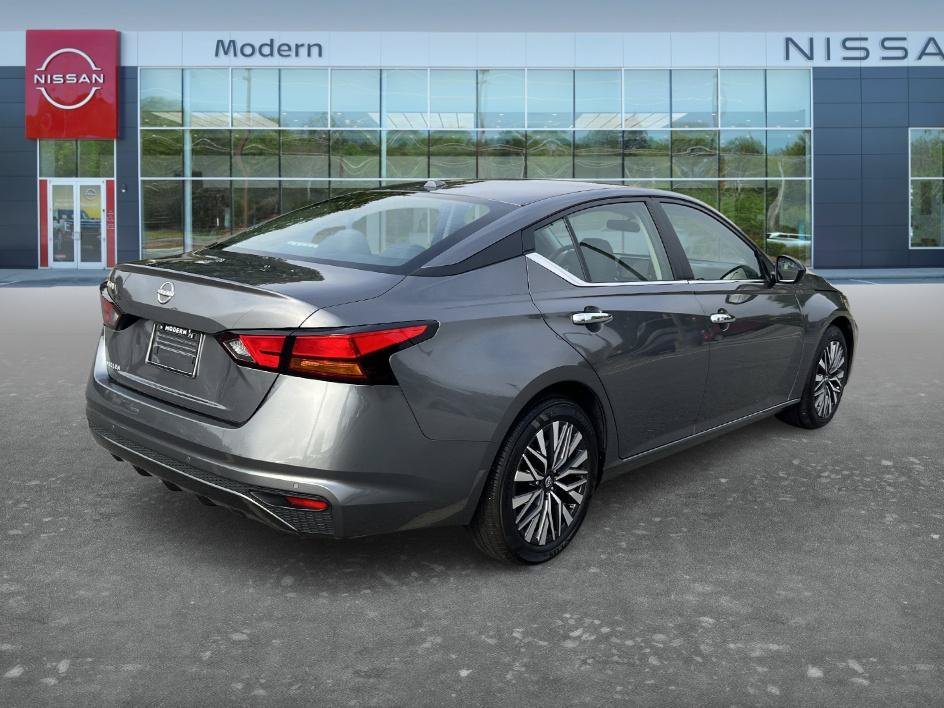 Certified Used 2025 Gun Metallic Nissan SV image 5