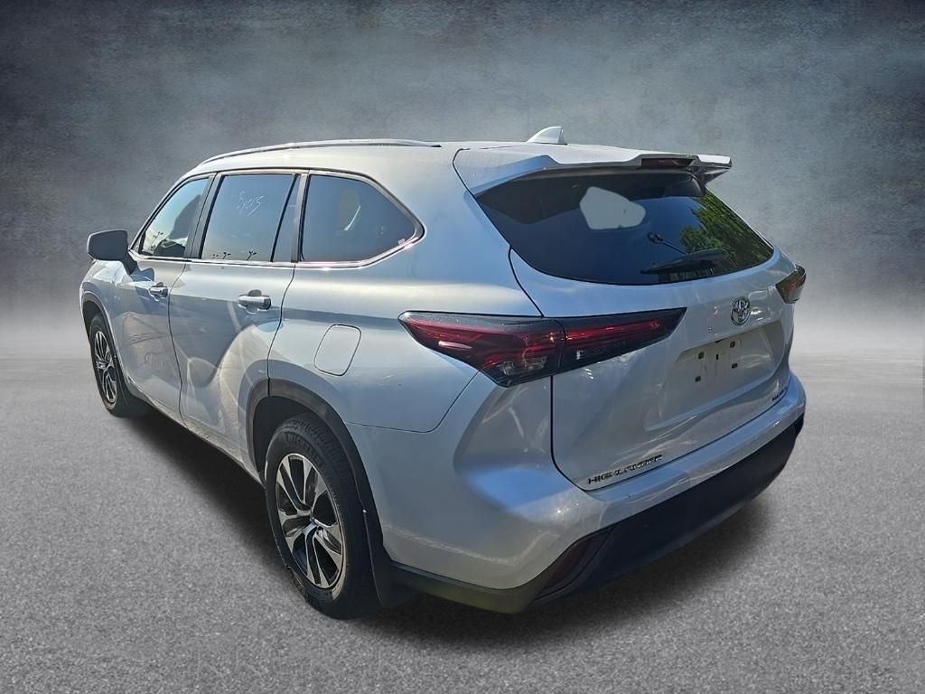 Used 2025 Pearl Toyota XLE image 5