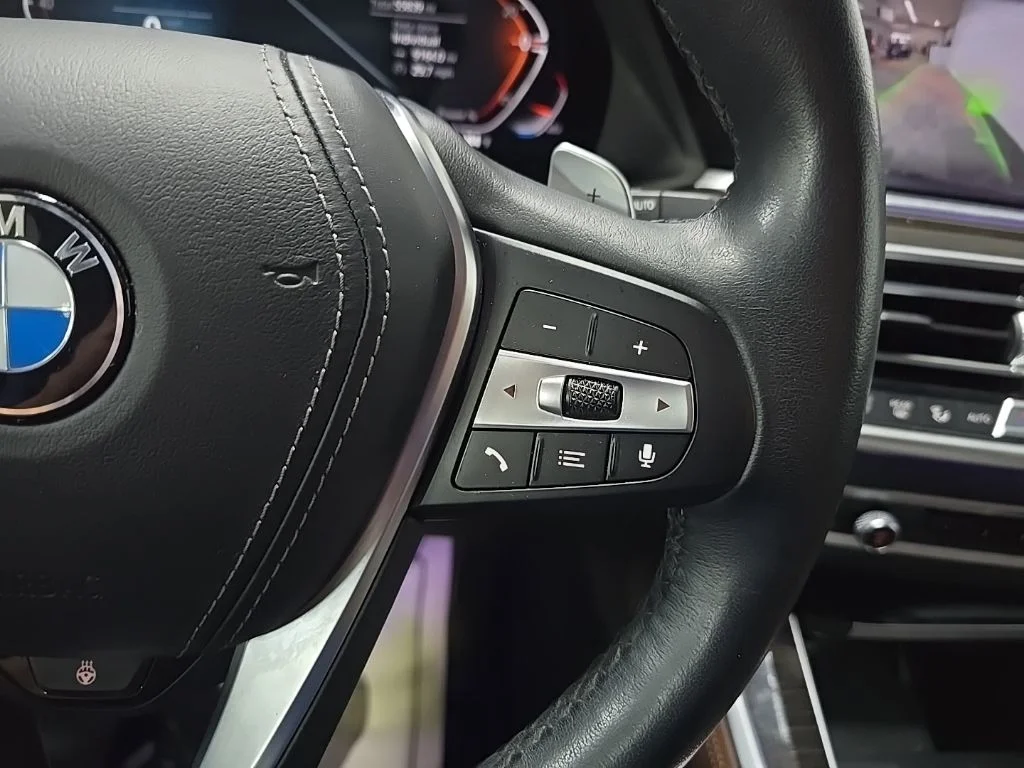 Used 2021 Gray BMW xDrive40i image 23