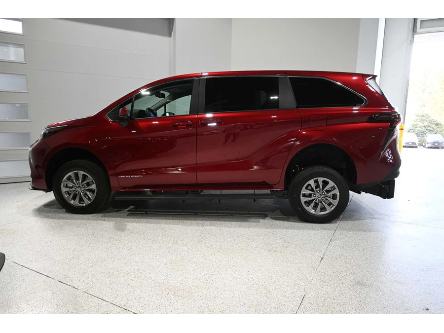 2026 Toyota Sienna LE - Photo 9