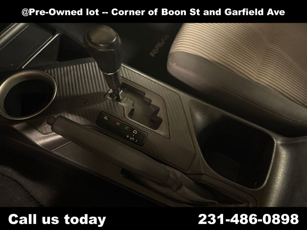 Used 2014 Gray Toyota LE image 25