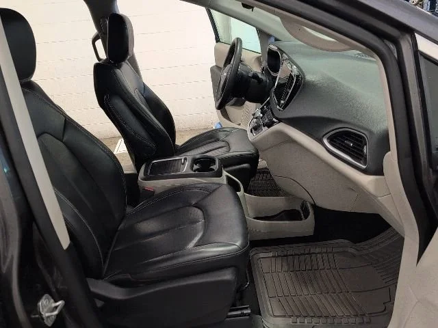 Used 2023  Chrysler Touring L image 30