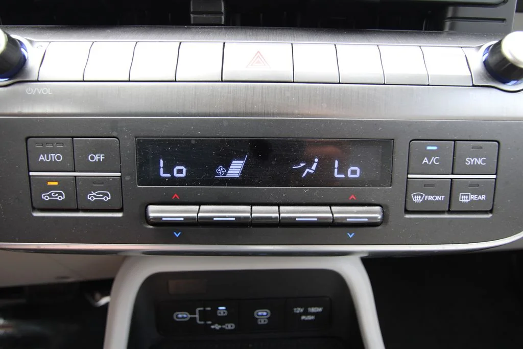 Used 2025 Black Hyundai SEL image 25