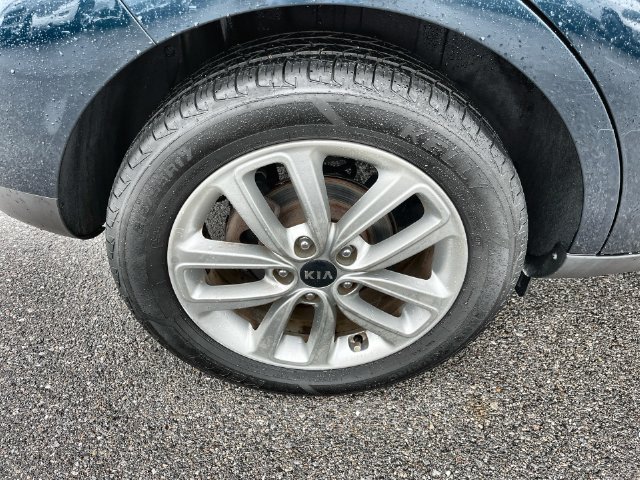 Used 2017 Black Kia Plus image 27