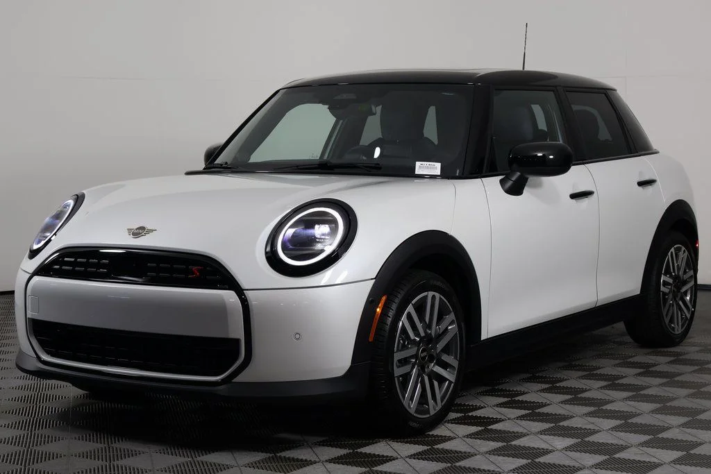 New 2026 White Metallic MINI Signature Plus image 1