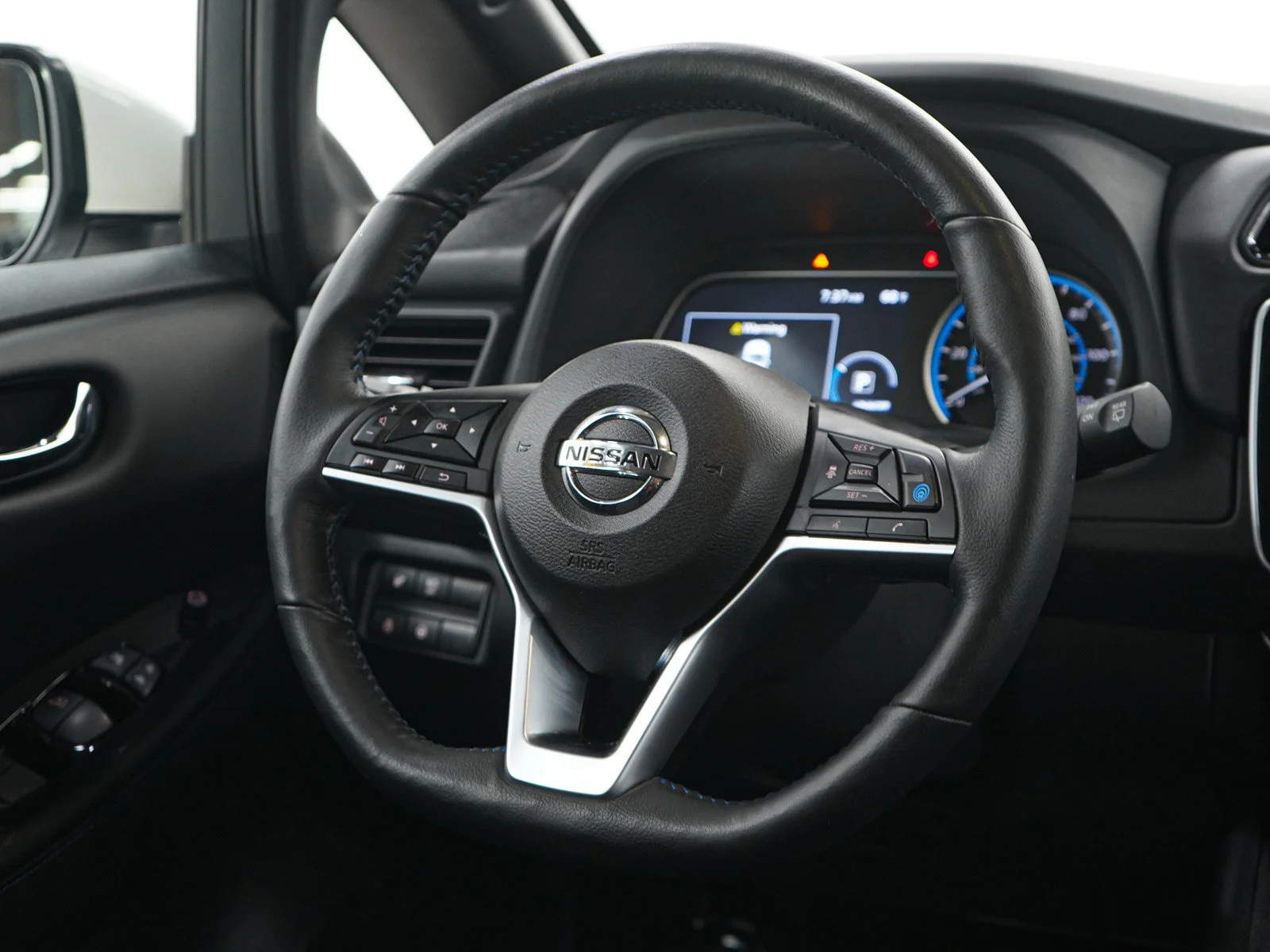 Used 2022 Pearl White Nissan SV Plus image 14