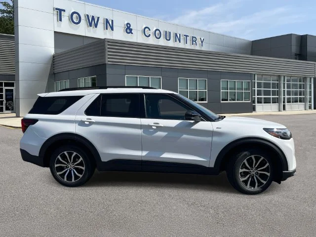 New 2026 Star White Metallic Tri-Coat Ford ST-Line image 3