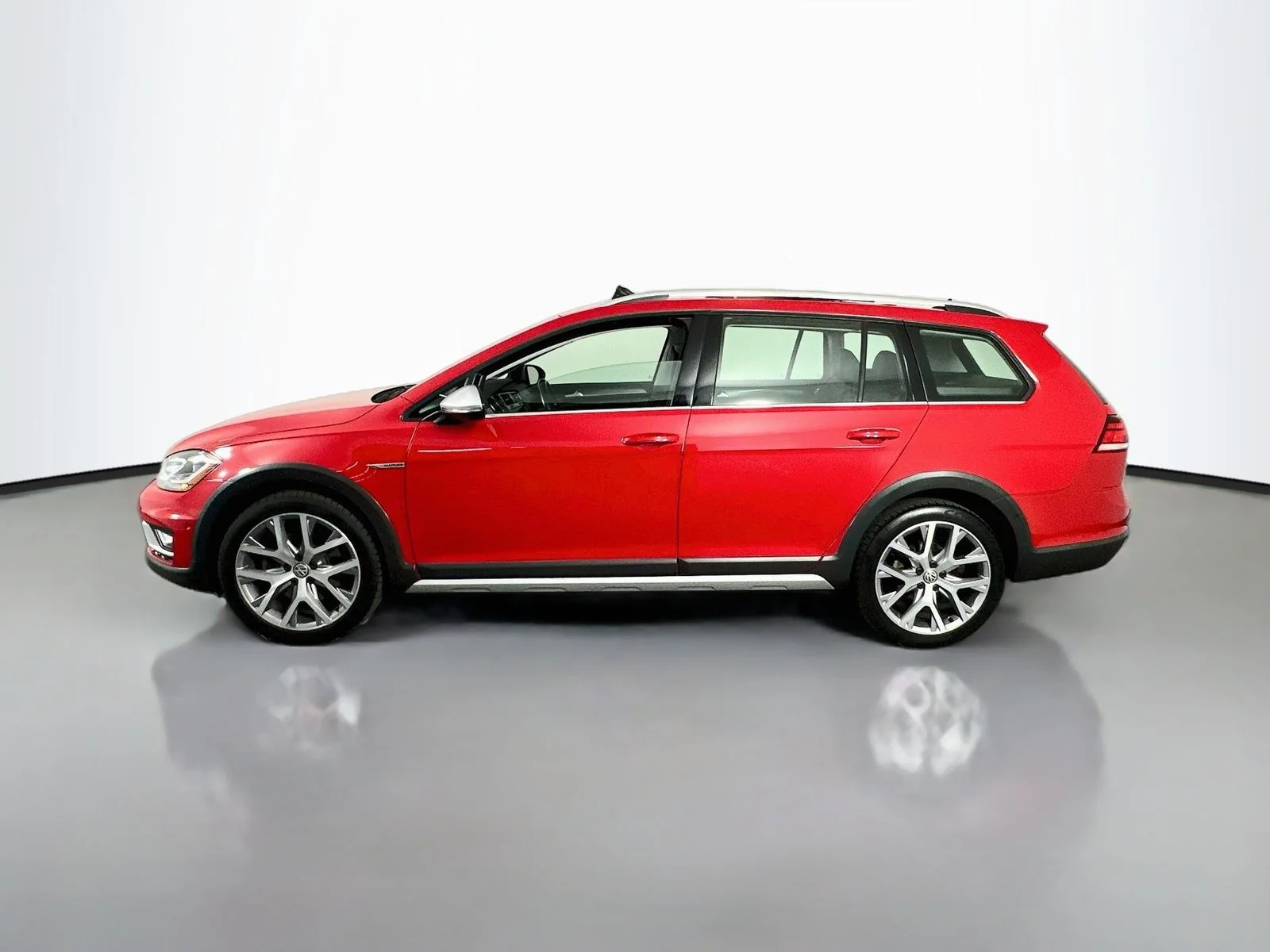 Used 2018 Tornado Red Volkswagen TSI SEL image 5