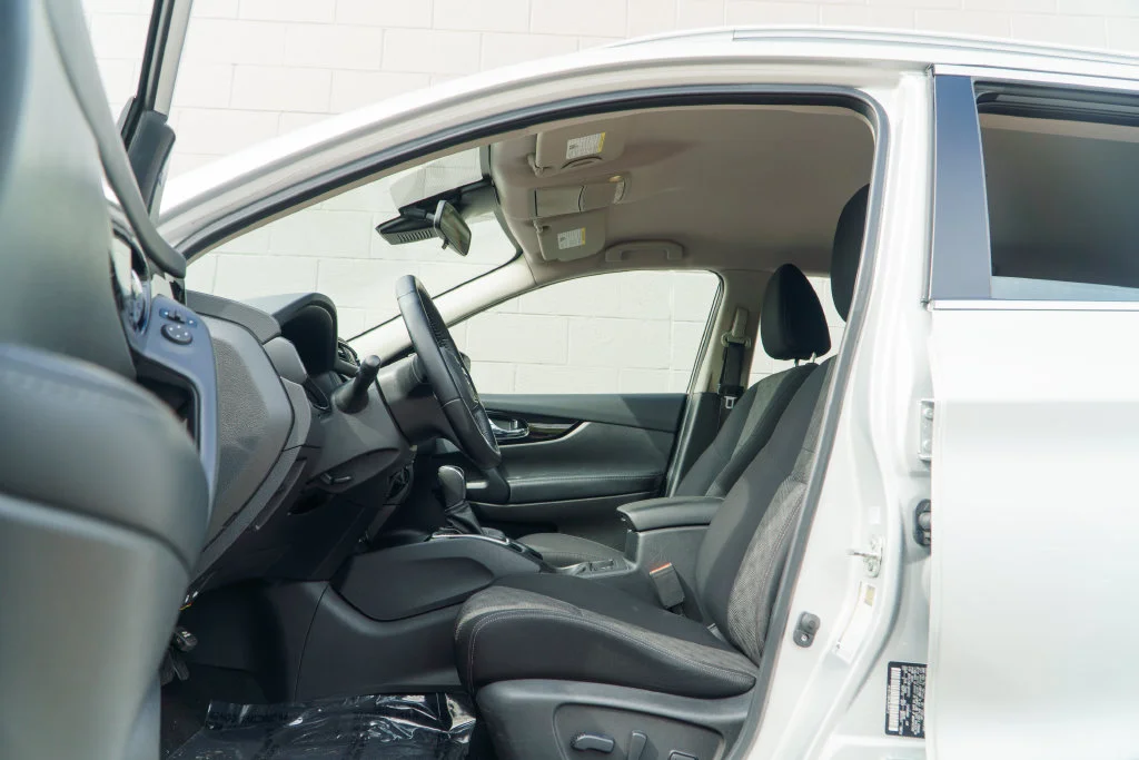 Used 2020 Brilliant Silver Metallic Nissan SV image 17