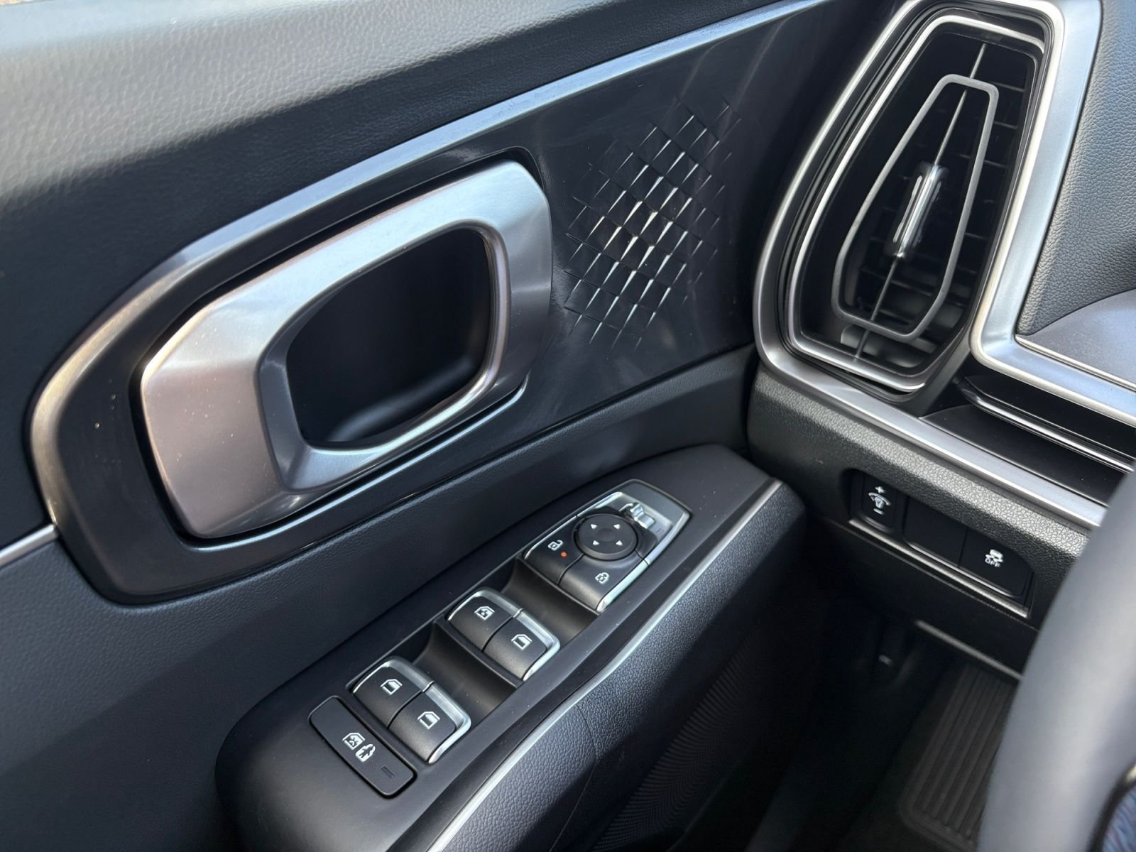 New 2026 Ivory Silver Kia S image 23