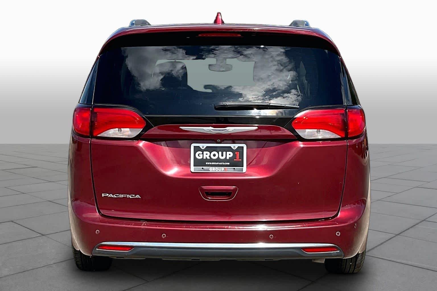 Used 2018 Velvet Red Pearlcoat Chrysler Touring L image 5