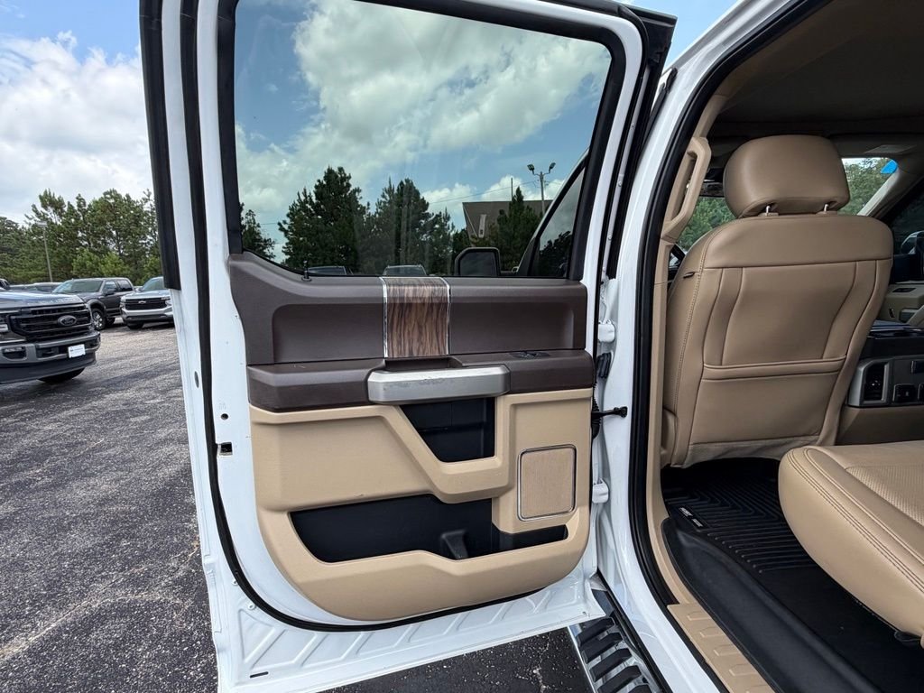 Used 2020  Ford Lariat image 32