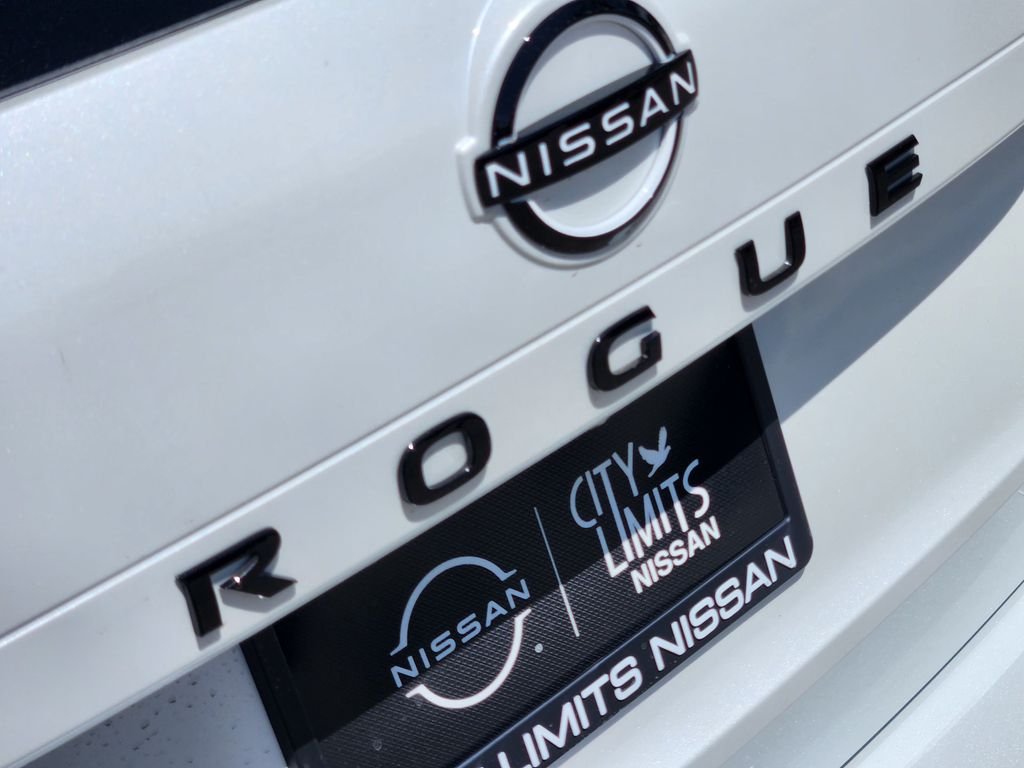 New 2026 Everest White Pearl TriCoat Nissan Dark Armor™ image 11