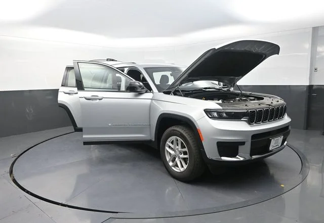 Used 2025 Silver Jeep Laredo image 30