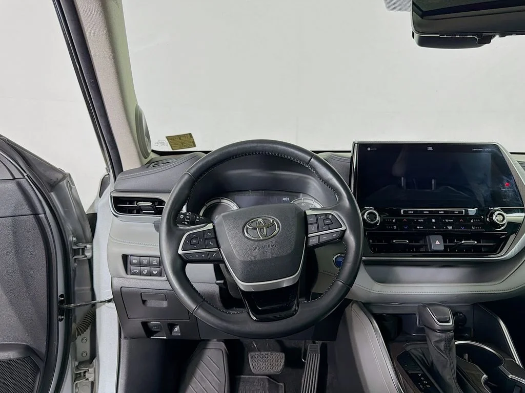 Certified Used 2022 Silver Toyota Platinum image 23