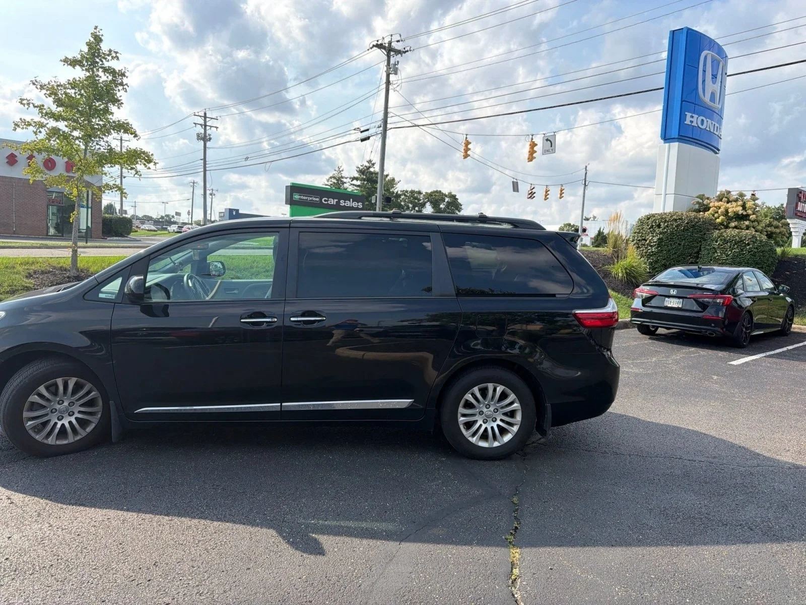 Used 2017 Midnight Black Metallic Toyota XLE Premium image 6
