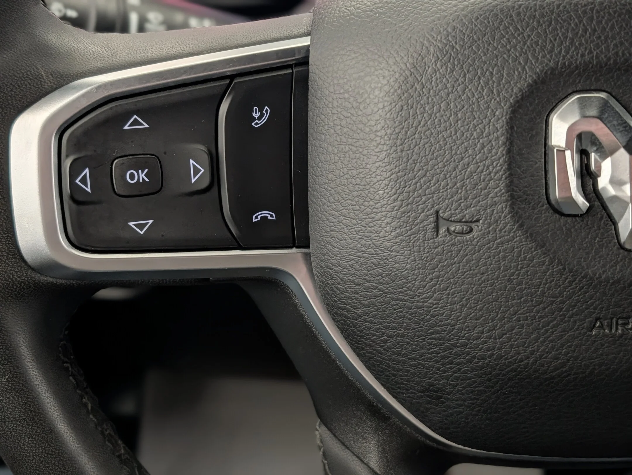 Used 2025 White RAM Big Horn - Level I - 6.4L HEMI - Apple CarPla - Big Horn 4x4 Crew Cab 64 Box image 17