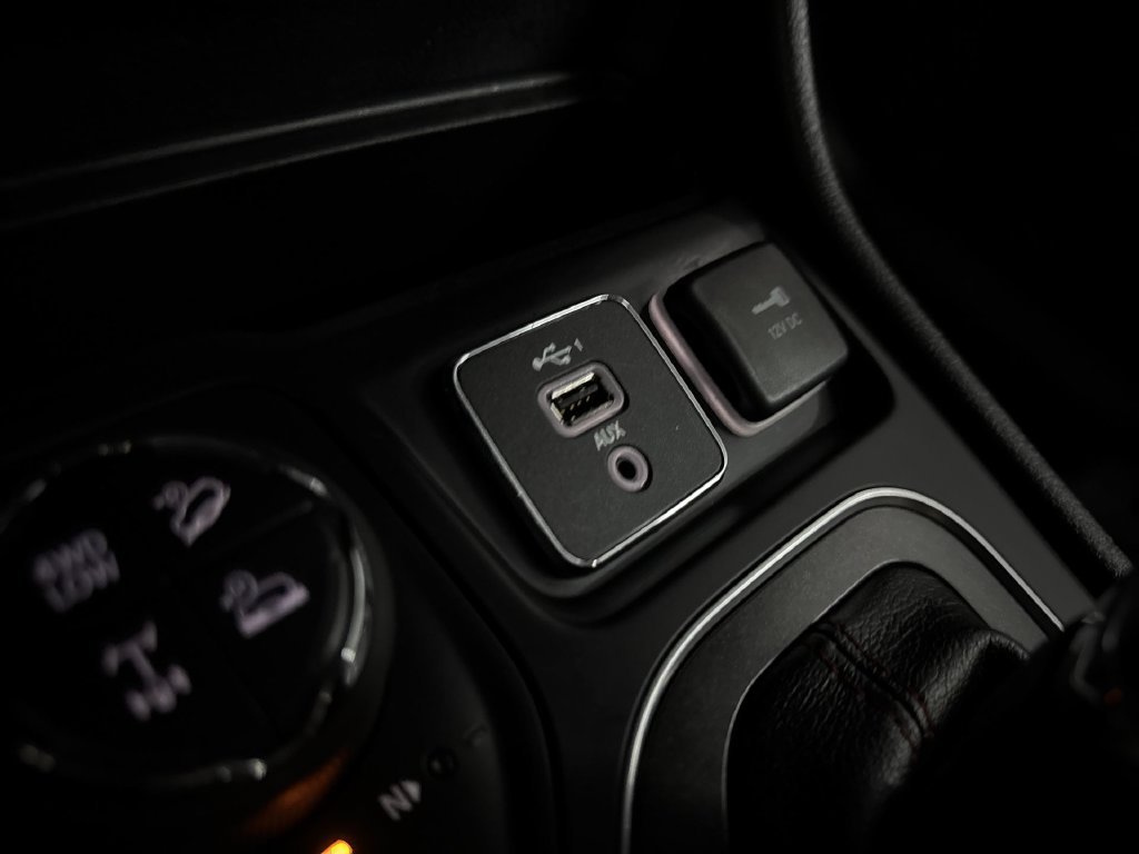 Used 2019 Crystal Metallic Jeep Trailhawk image 32