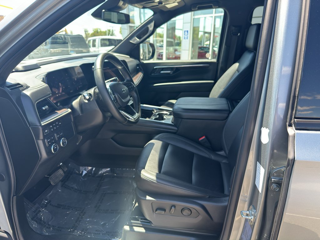 Used 2025 Gray Chevrolet Z71 image 24