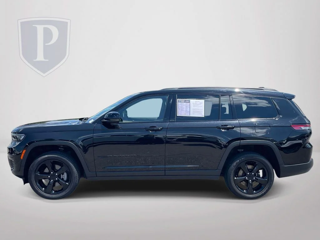 Used 2023 Black Jeep Altitude image 5