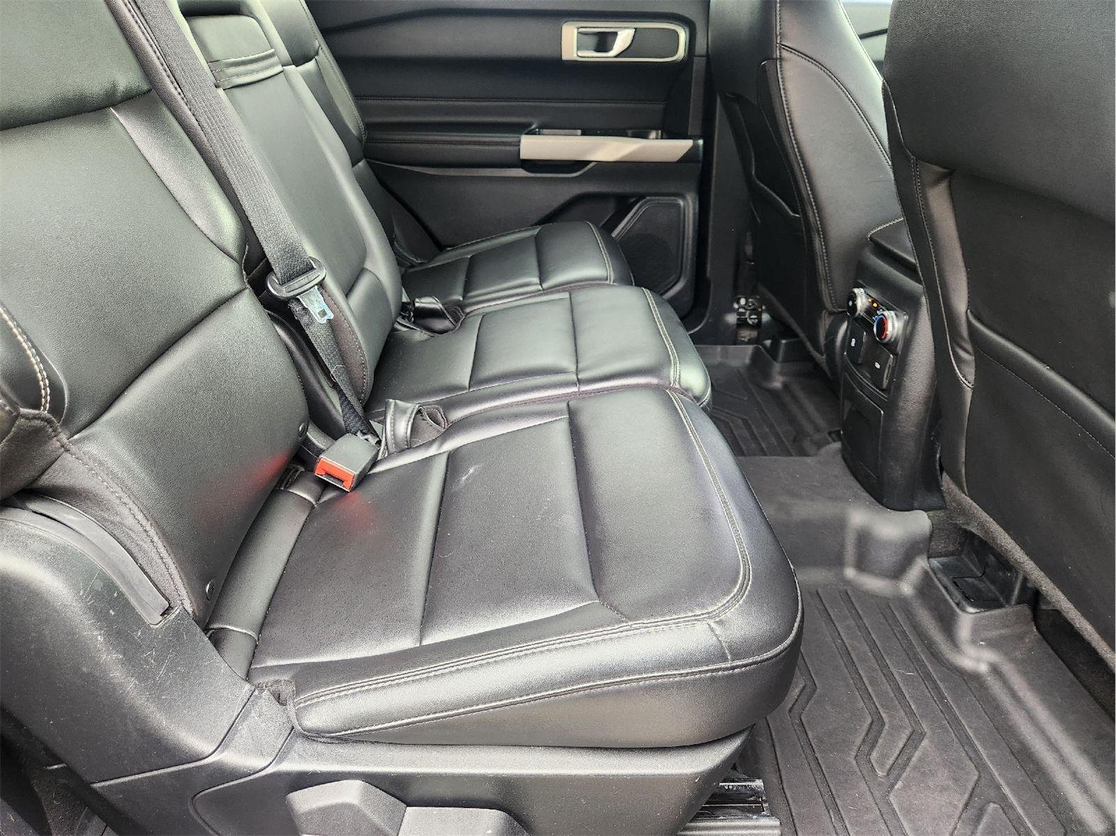 2023 Ford Explorer photo 32 of 34