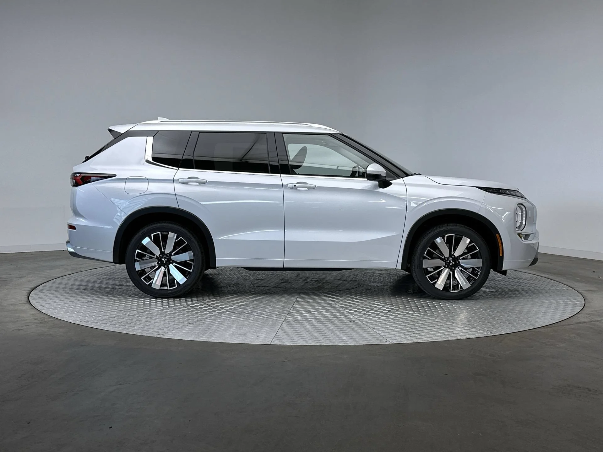 New 2026 White Diamond Mitsubishi SEL image 10