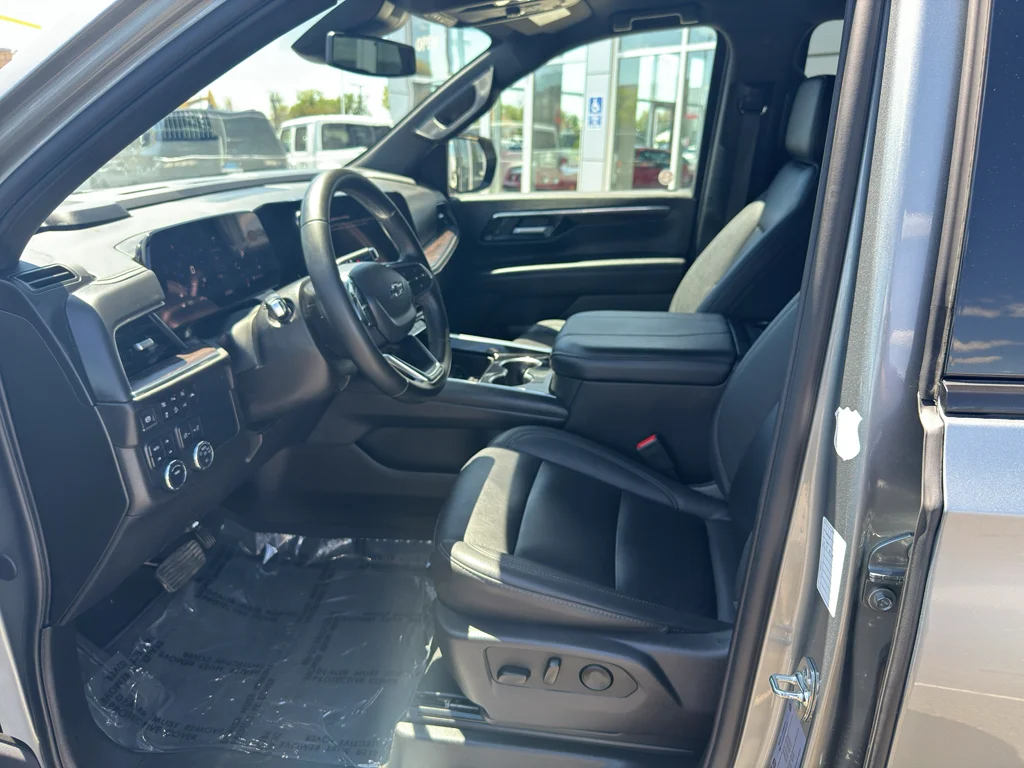Used 2025 Gray Chevrolet Z71 image 24