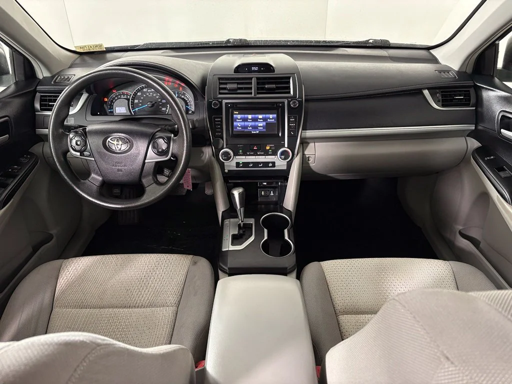 Used 2014 Silver Toyota LE image 28