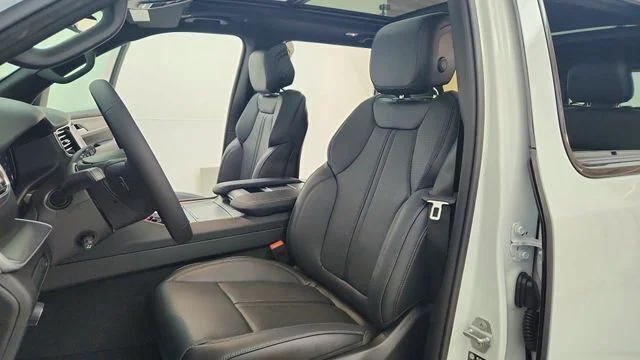 New 2026 Bright White Clear-Coat Exterior Paint Jeep Limited Reserve image 15