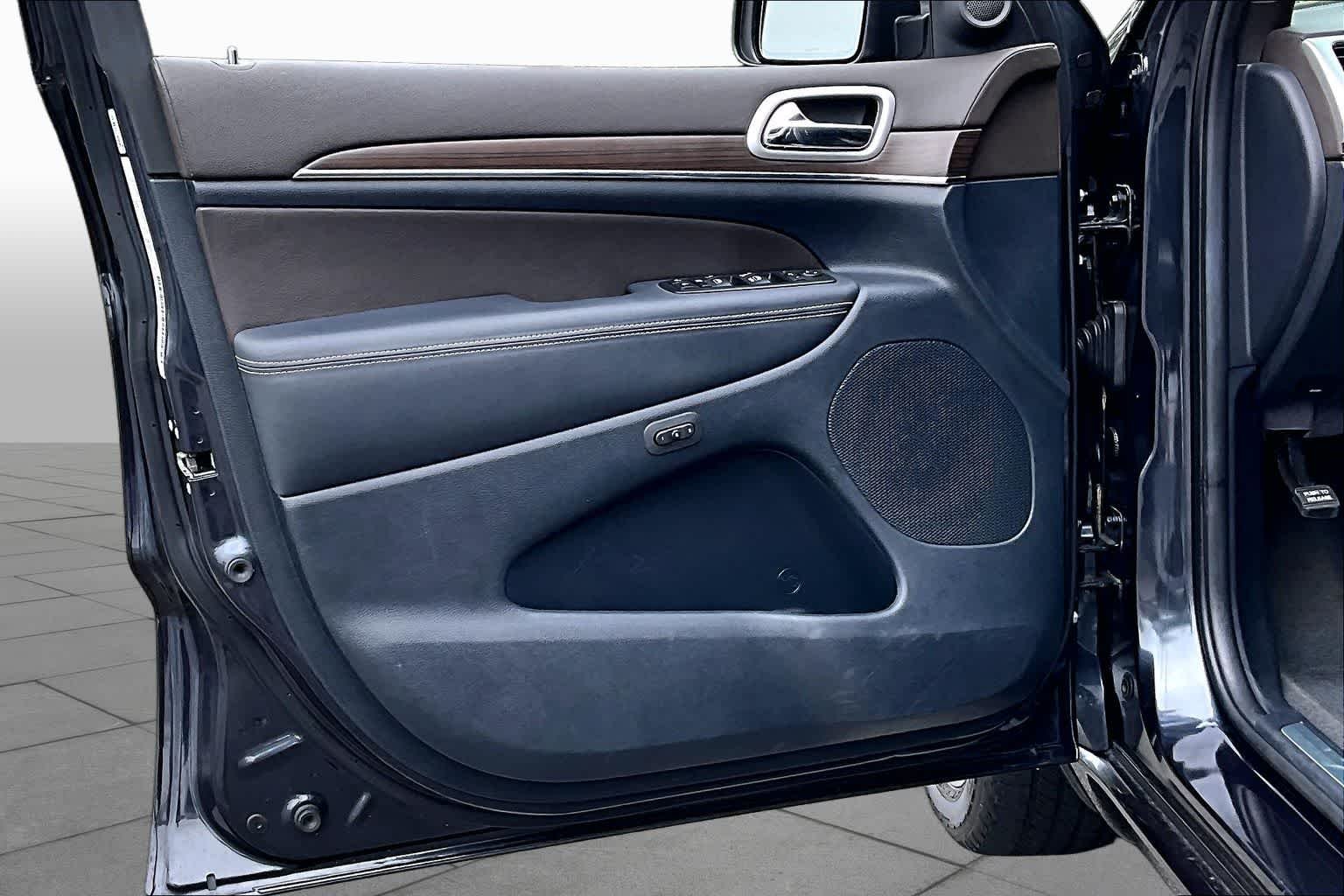 Used 2014 Maximum Steel Metallic Clearcoat Jeep Overland image 21