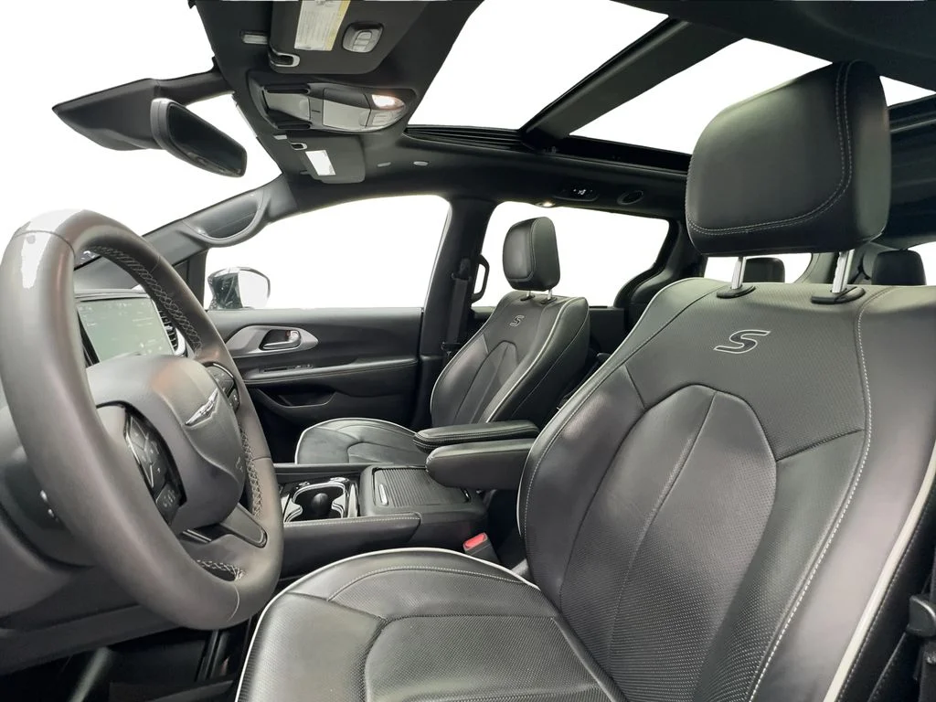 Used 2025 Black Chrysler Limited image 18