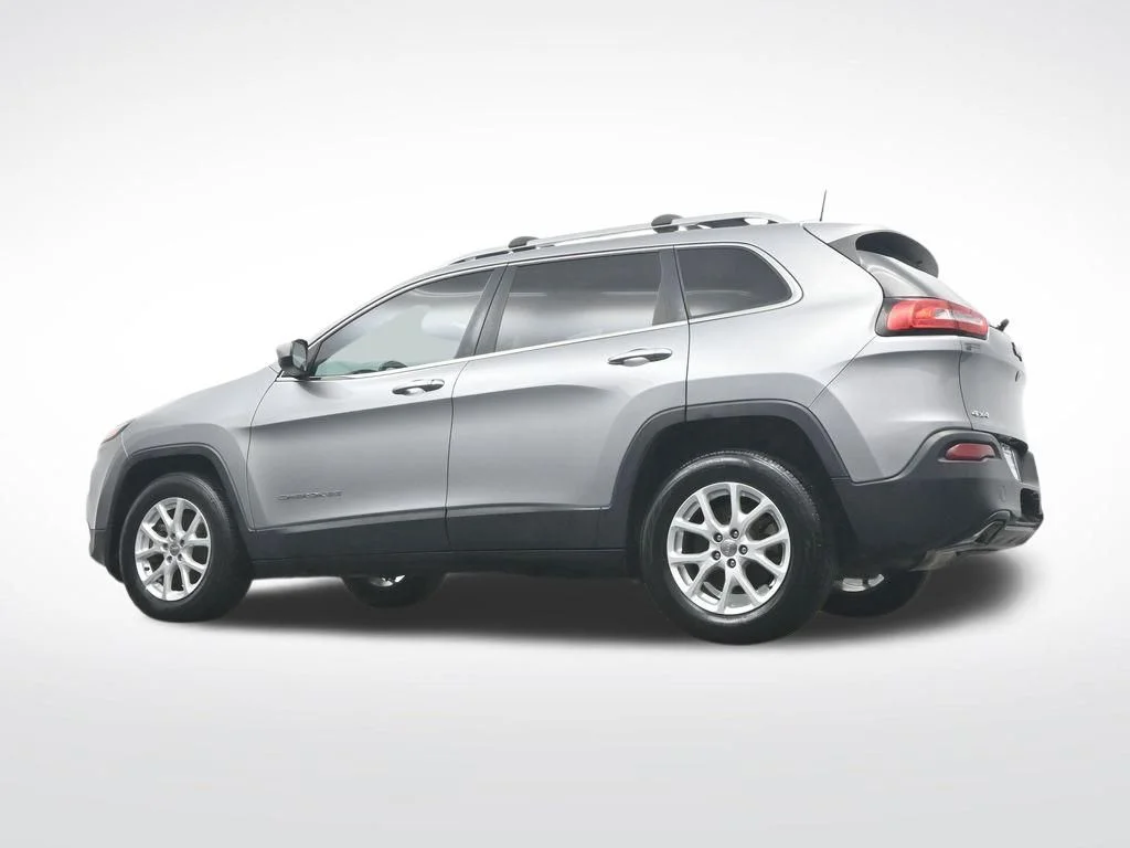 Used 2017 Billet Silver Metallic Clearcoat Jeep Latitude image 38