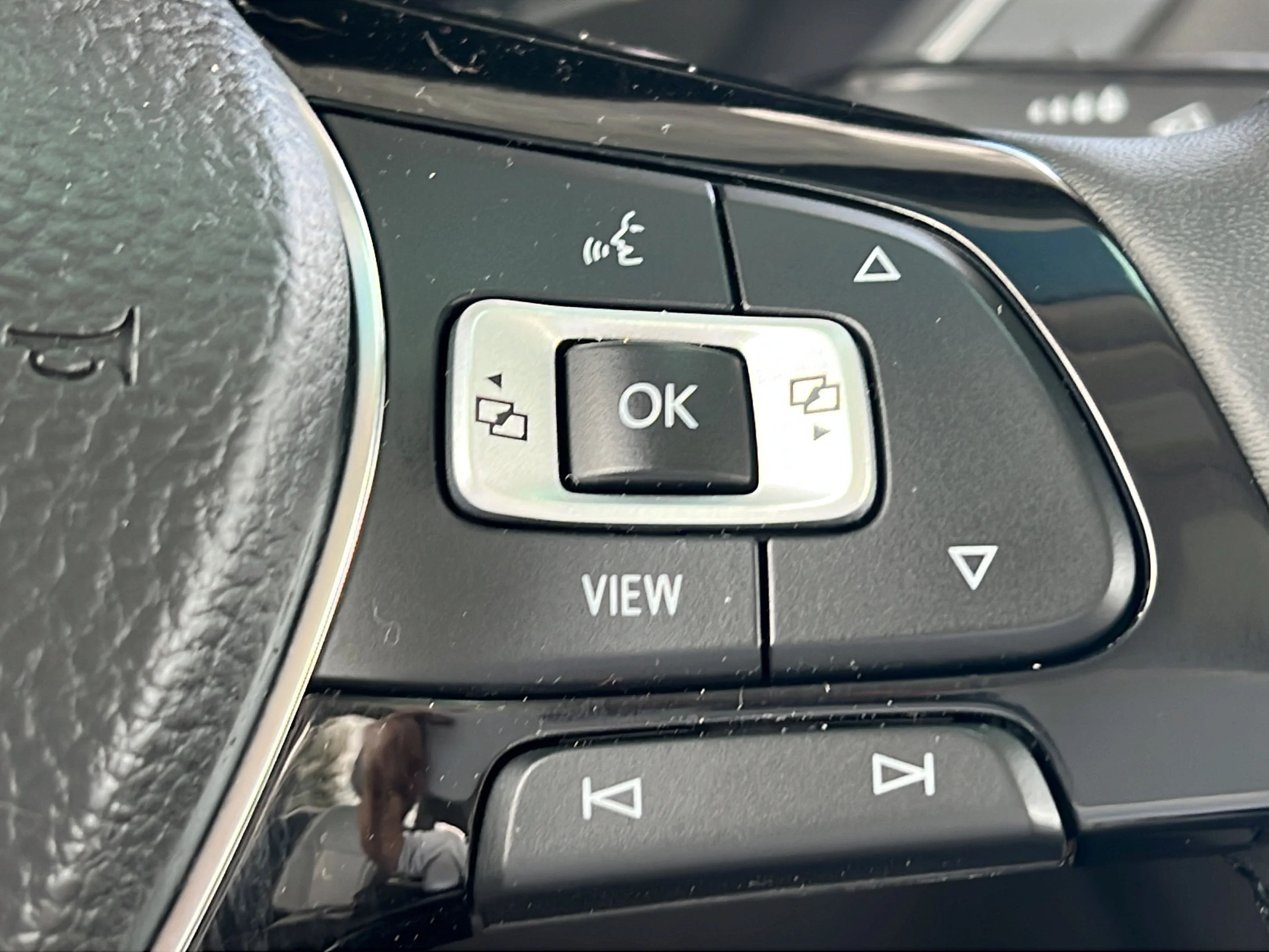 Used 2020 Deep Black Volkswagen SEL image 23