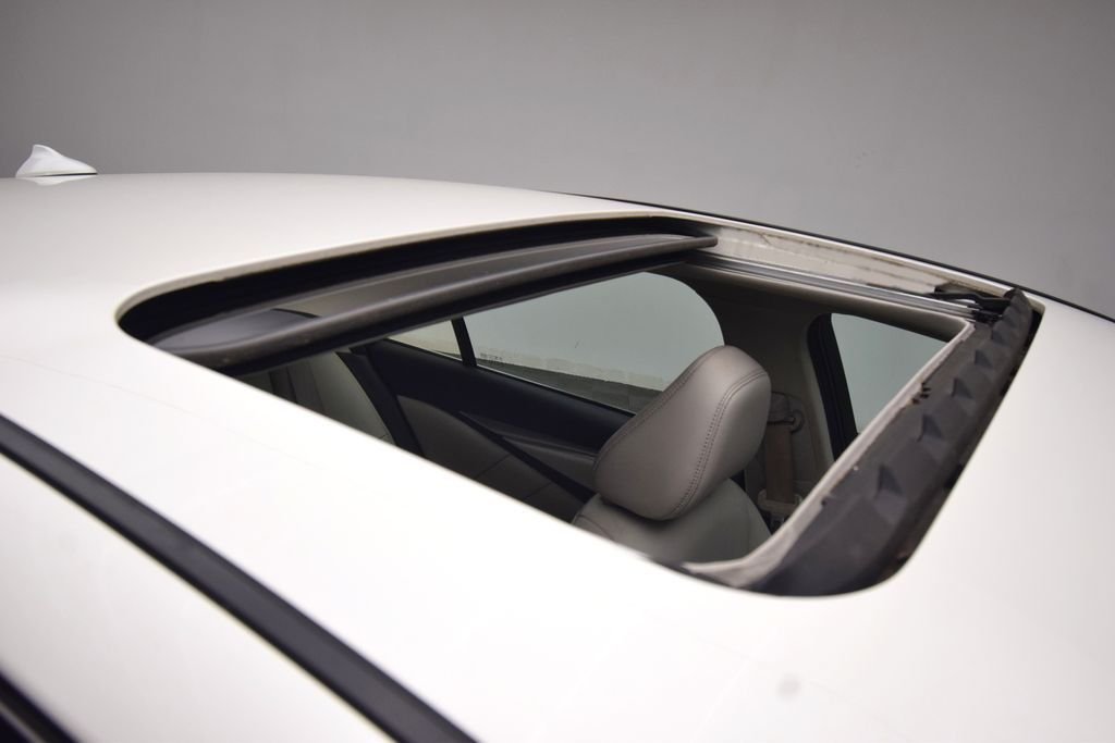 Used 2021 Majestic White INFINITI 3.0t LUXE image 12