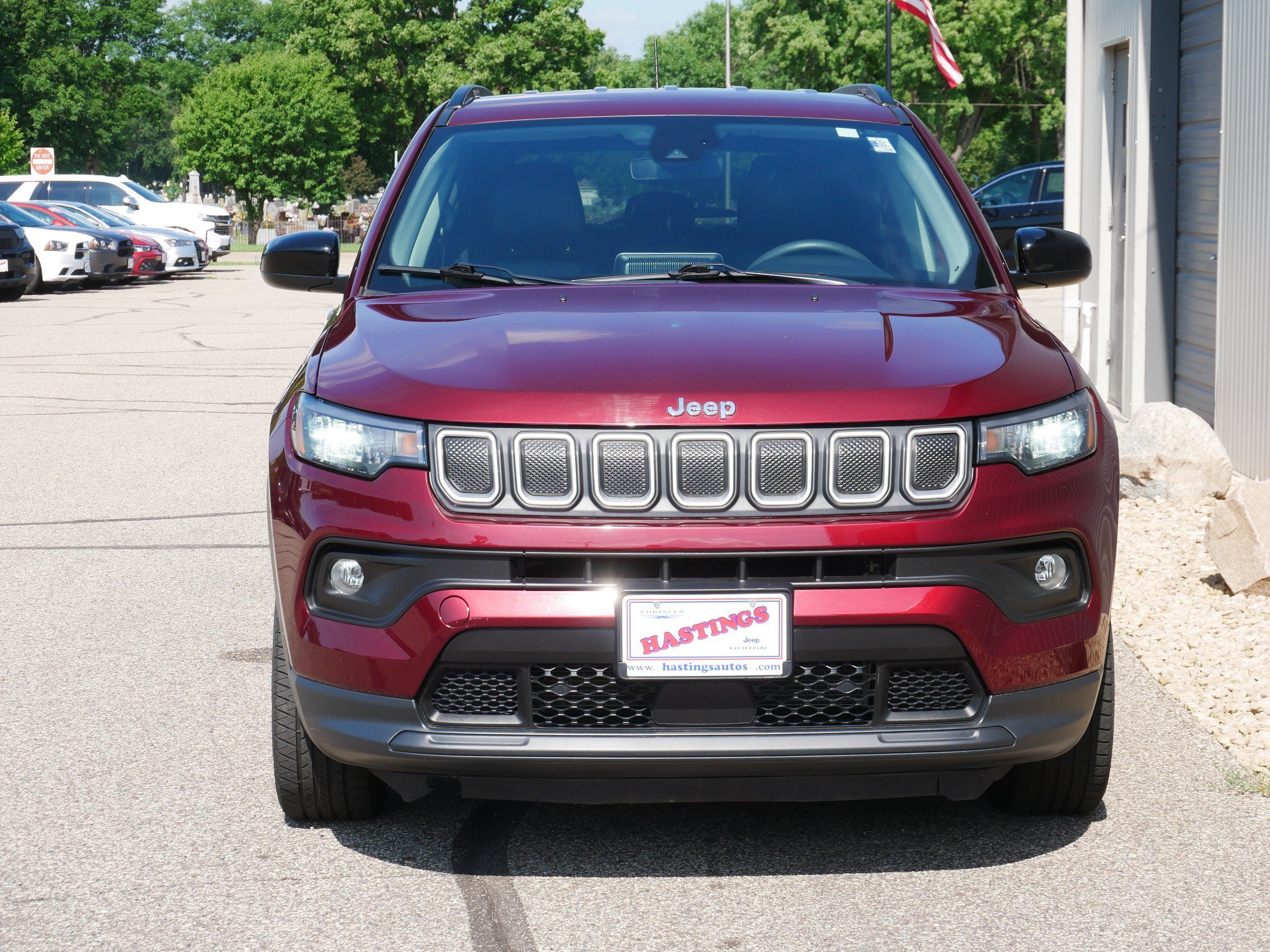 Used 2022 Velvet Red Pearlcoat Jeep Latitude image 8