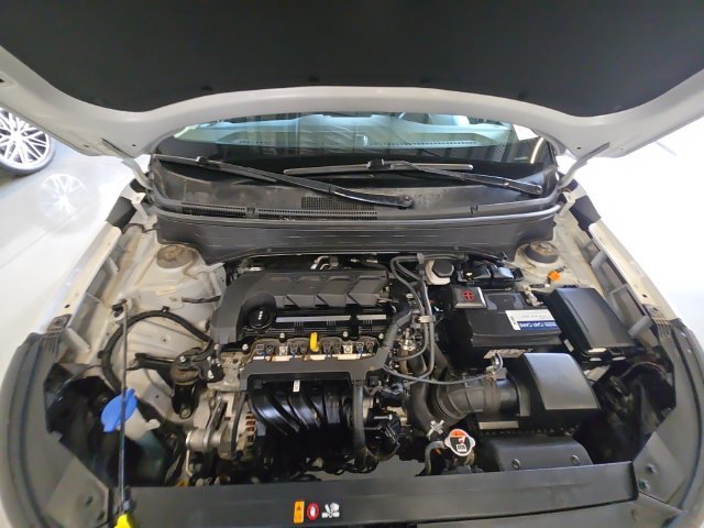 Used 2020 Silver Hyundai SE image 24
