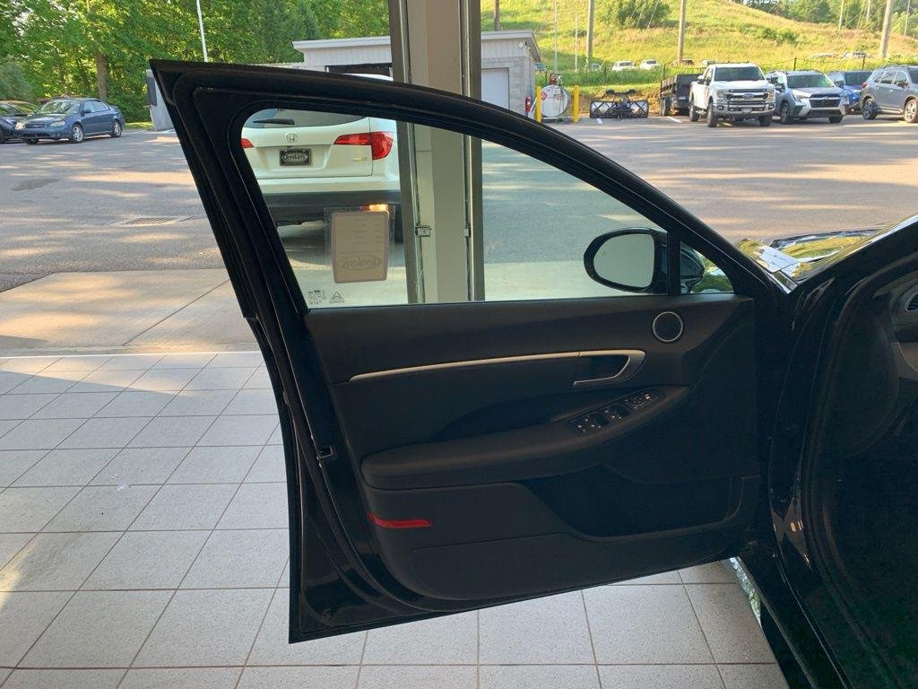 New 2026 Black Hyundai SEL Sport image 9
