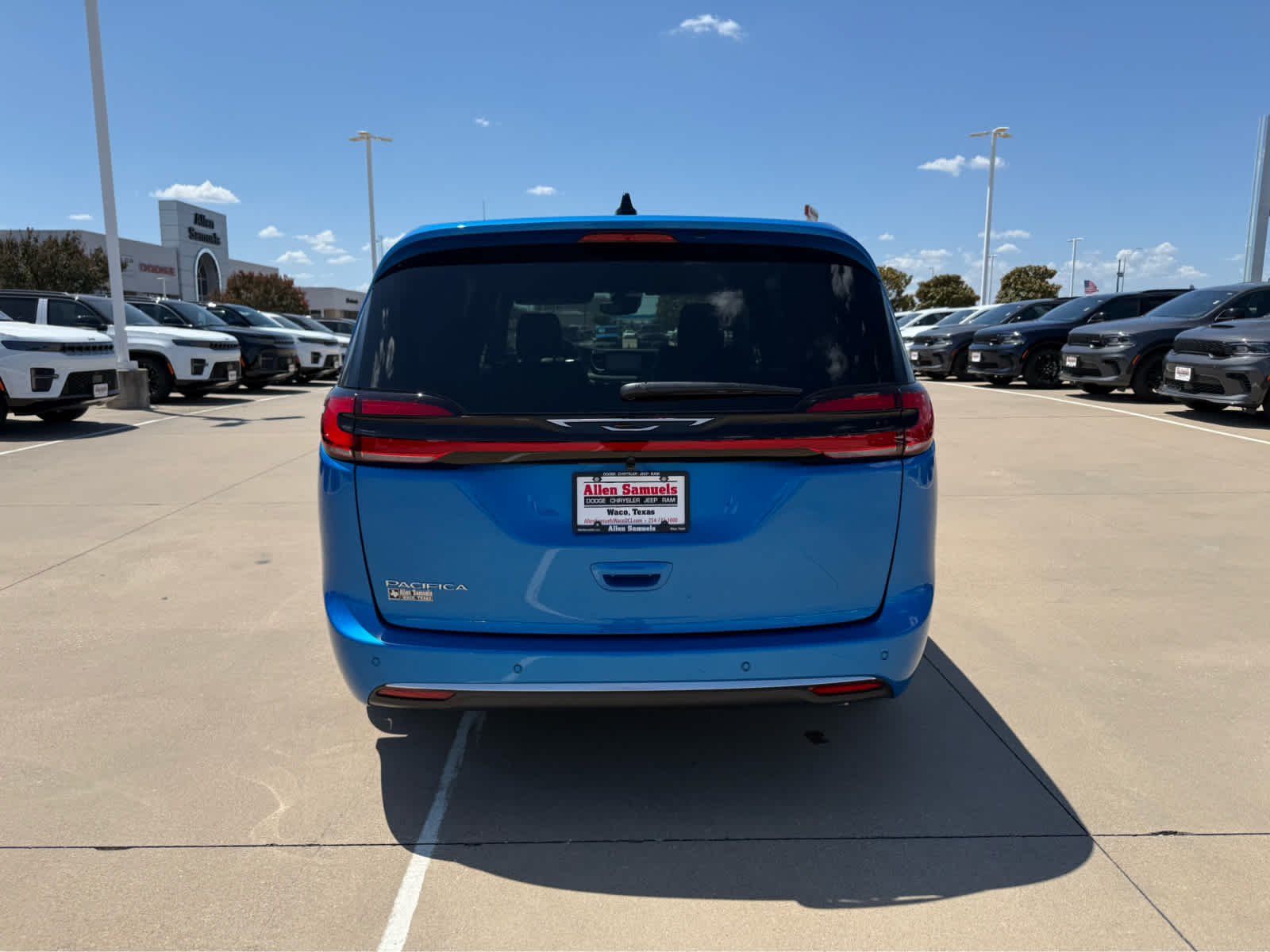 New 2027 Hydro Blue Pearl-Coat Exterior Paint Chrysler Select image 9