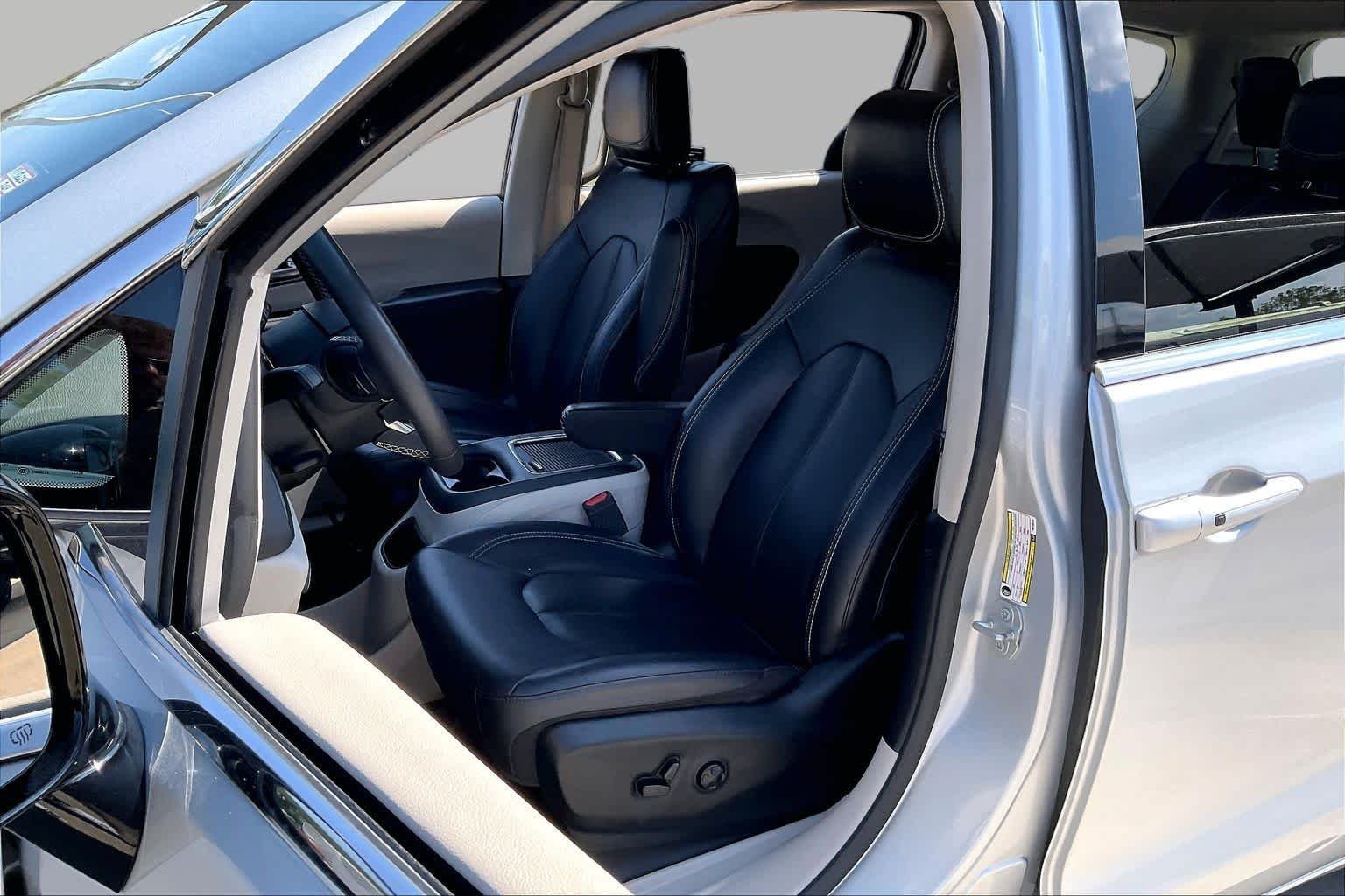 Used 2024 Silver Mist Clearcoat Chrysler Touring L image 8