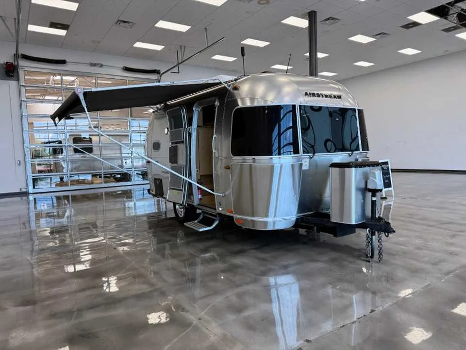 Used 2017 SILVER AIRSTREAM  image 6