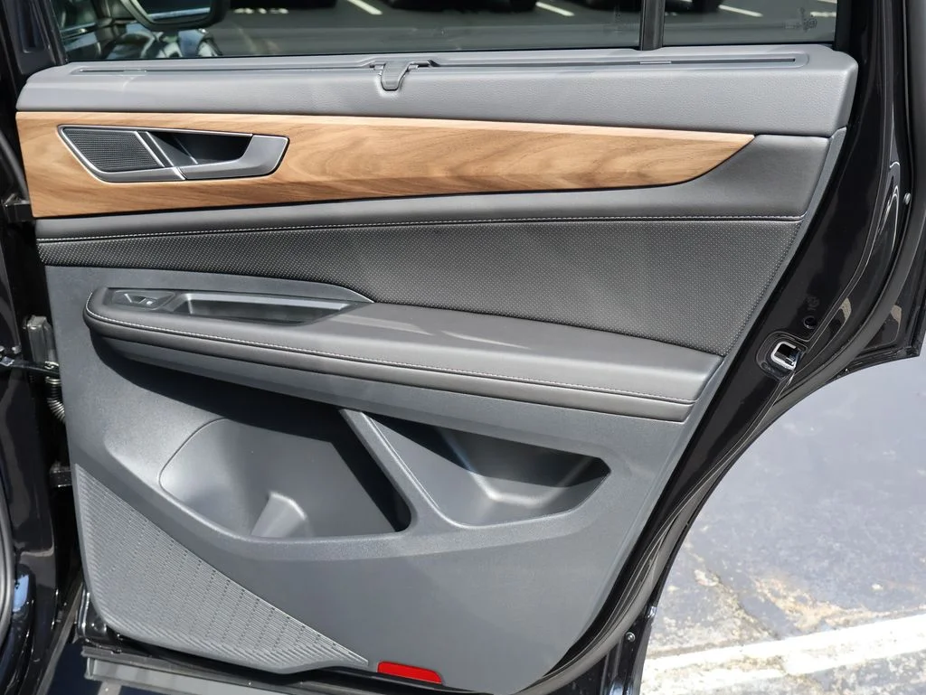 New 2026 Black Volkswagen 2.0T SE w/Technology image 38