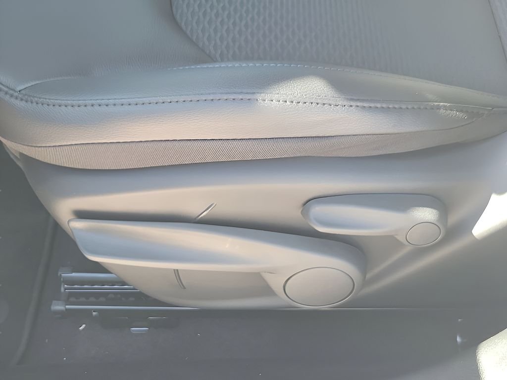 New 2026 Bright White Clear-Coat Exterior Paint Jeep Latitude image 29