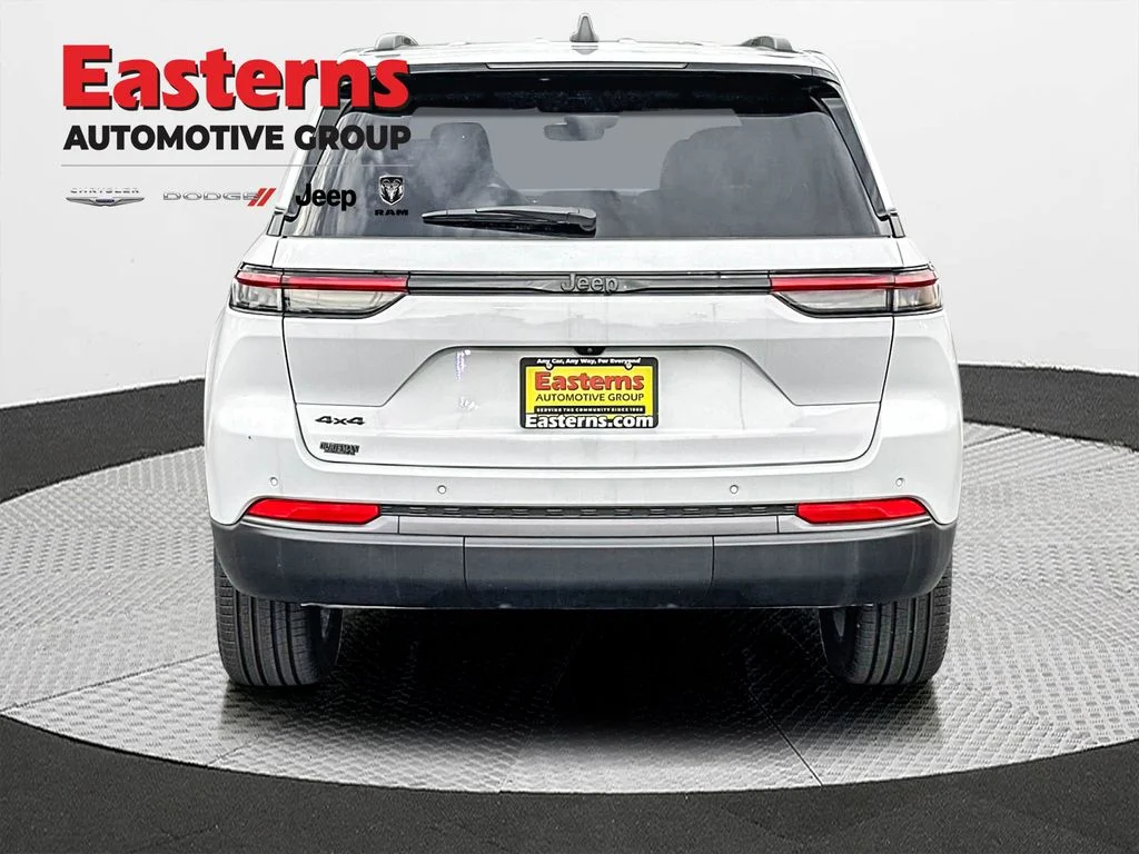 New 2026 Bright White Clear-Coat Exterior Paint Jeep Limited image 8