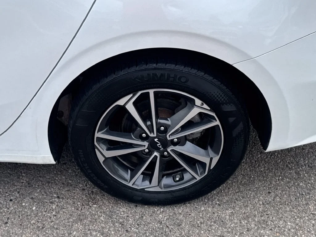 Used 2024 White Kia LXS image 39