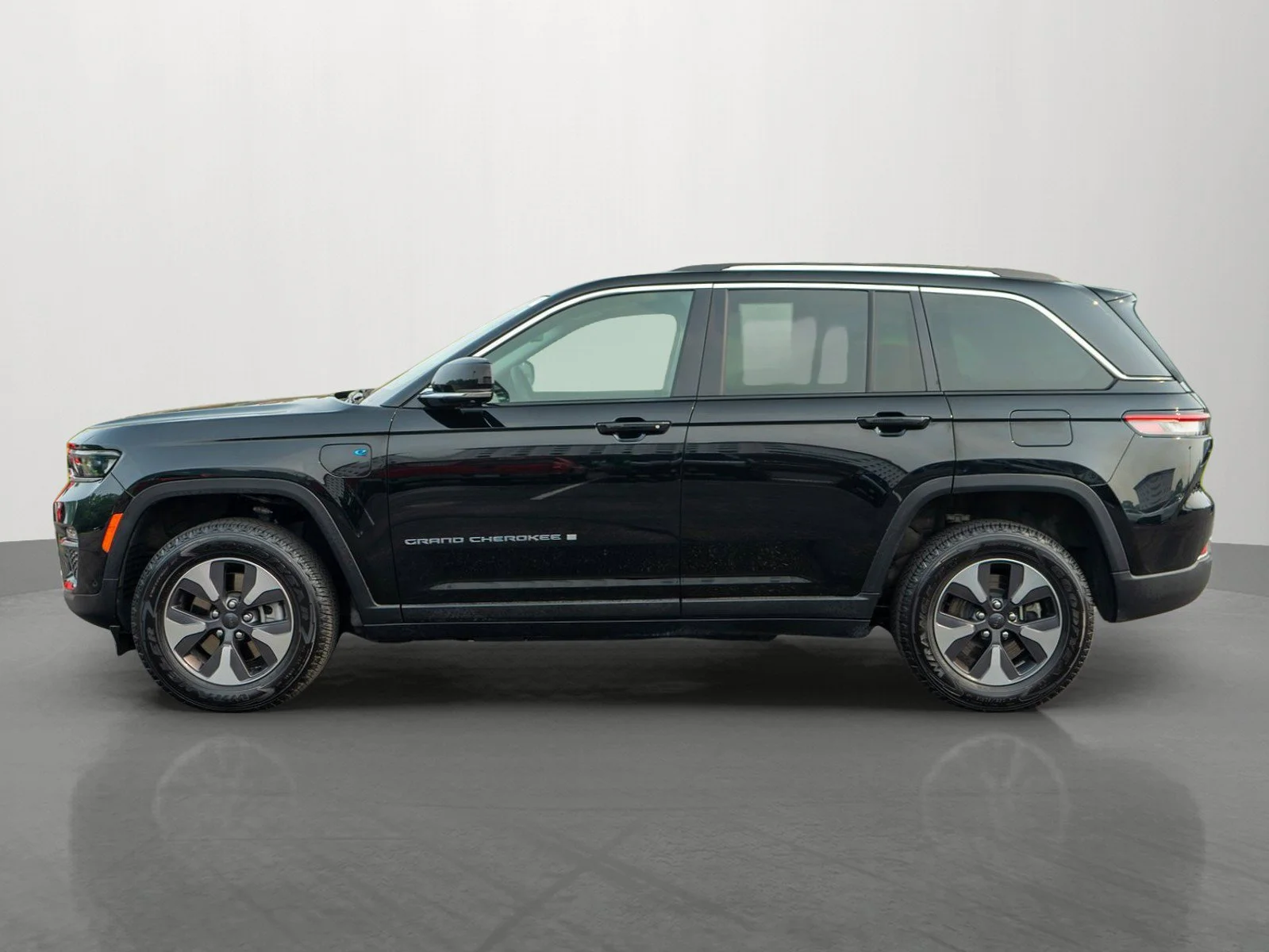 Used 2022 Diamond Black Crystal Pearlcoat Jeep 4xe image 4